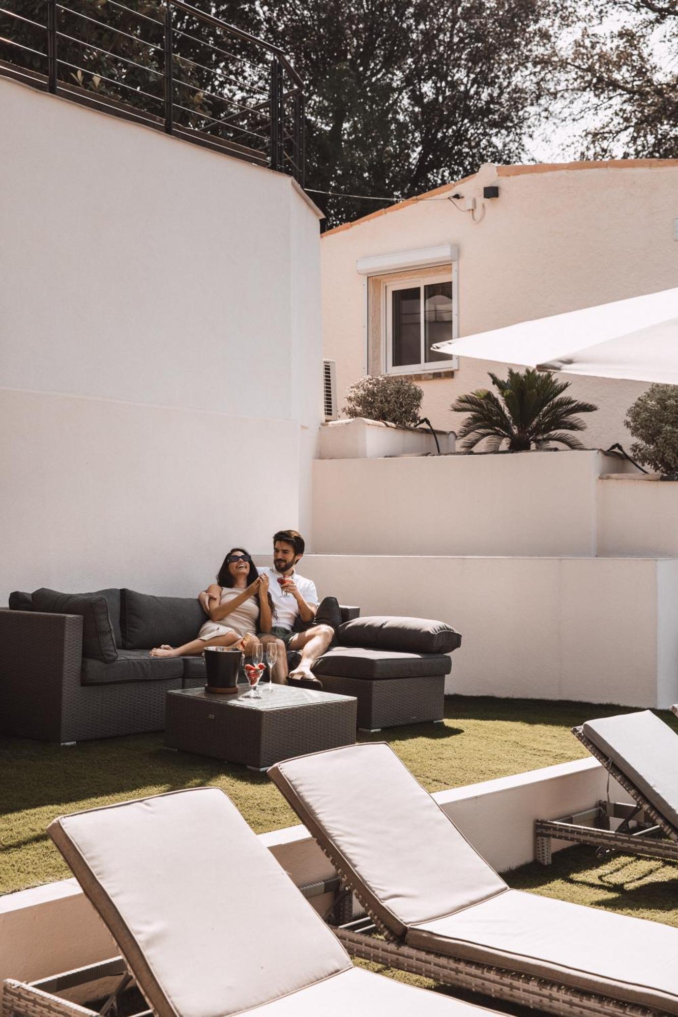 Piscine-Jacuzzi-Videoprojecteur-Clim La Perle Rare Villa Mougins Exterior photo