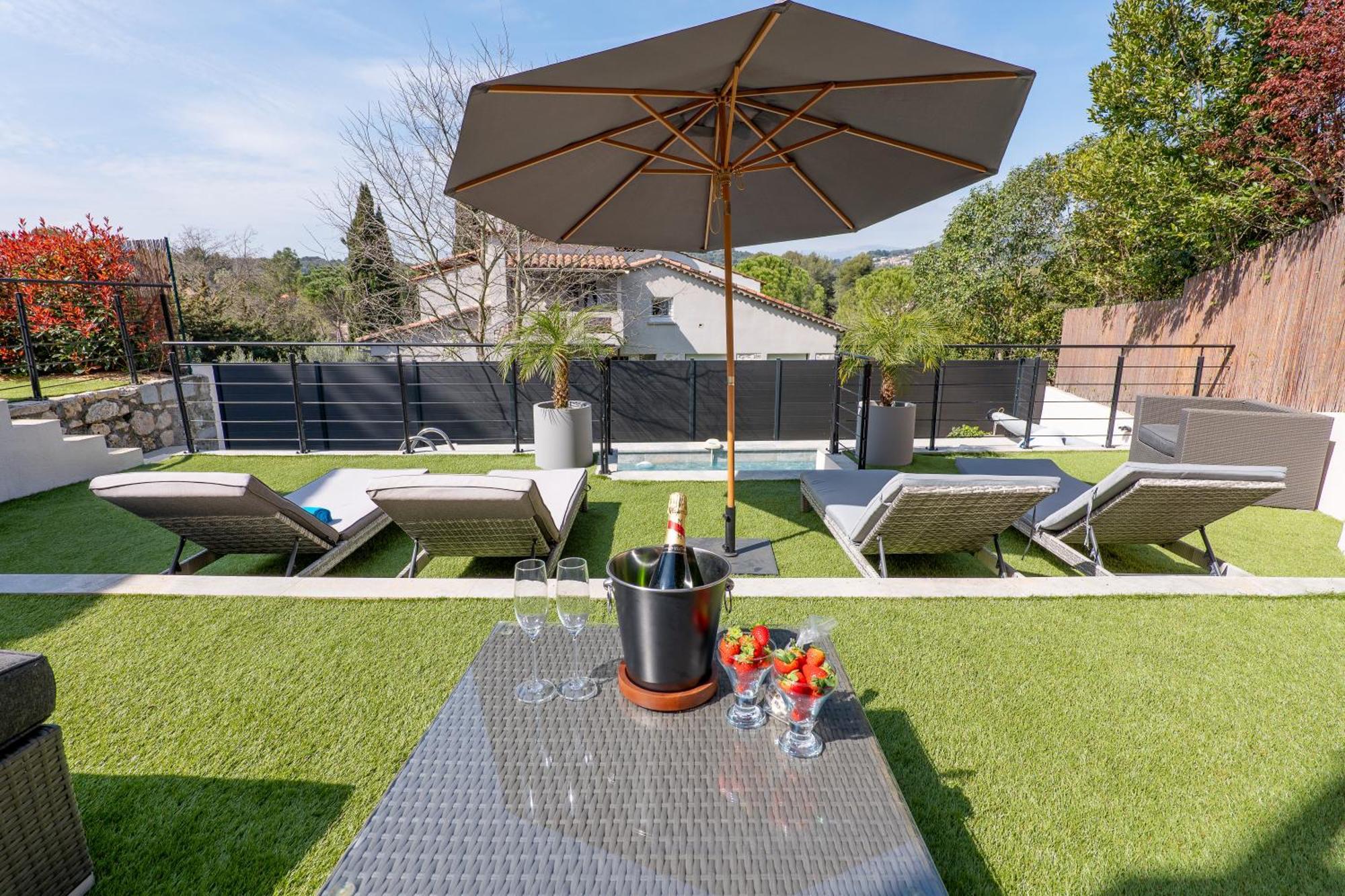 Piscine-Jacuzzi-Videoprojecteur-Clim La Perle Rare Villa Mougins Exterior photo