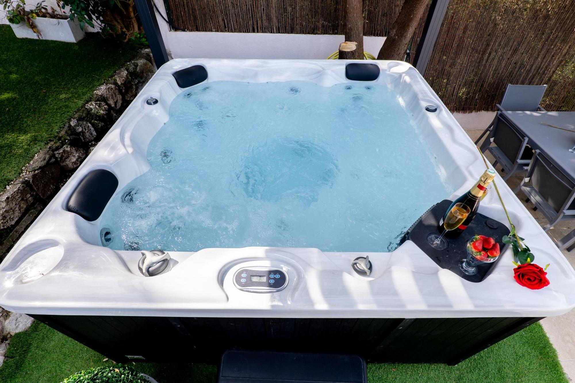 Piscine-Jacuzzi-Videoprojecteur-Clim La Perle Rare Villa Mougins Exterior photo