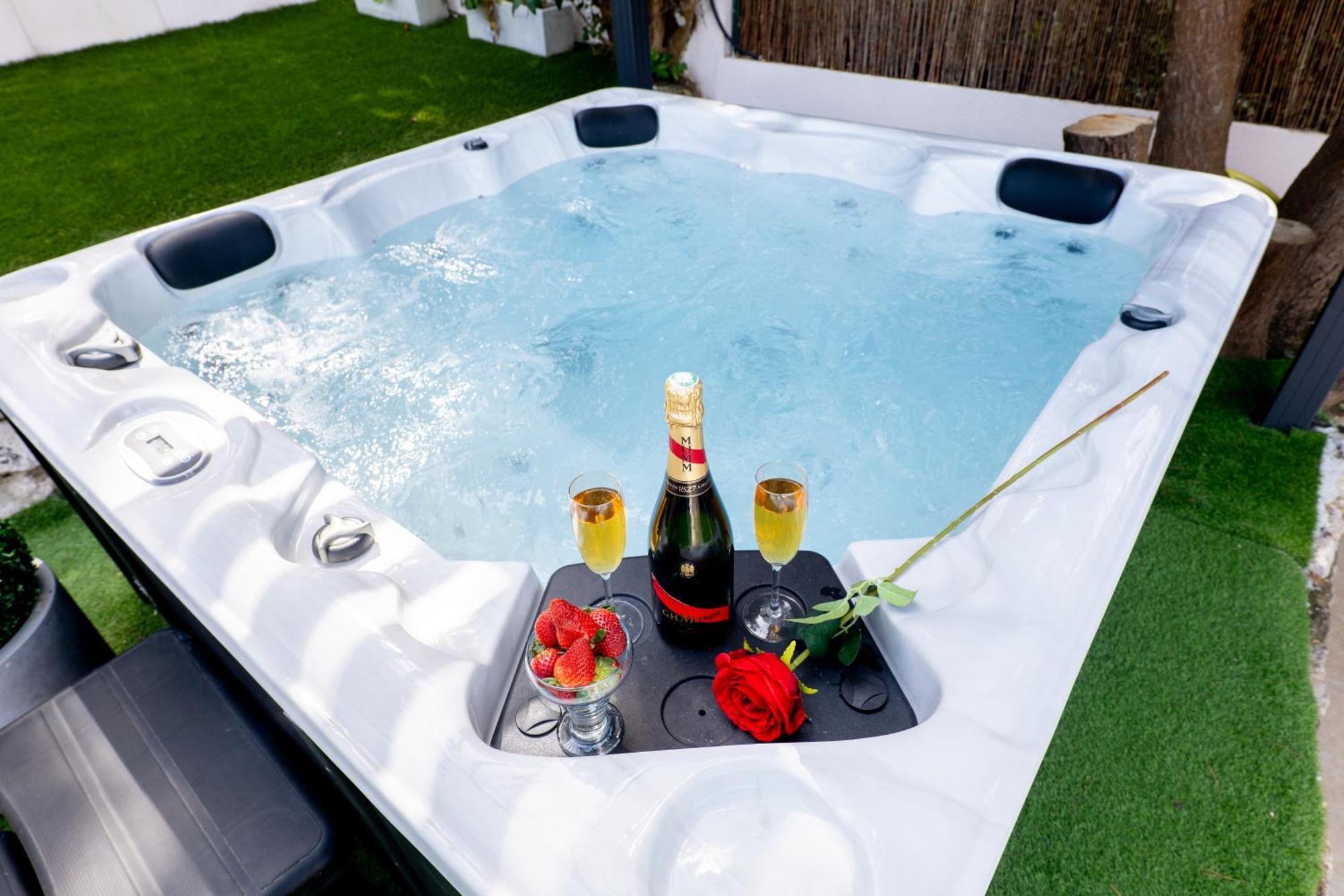 Piscine-Jacuzzi-Videoprojecteur-Clim La Perle Rare Villa Mougins Exterior photo
